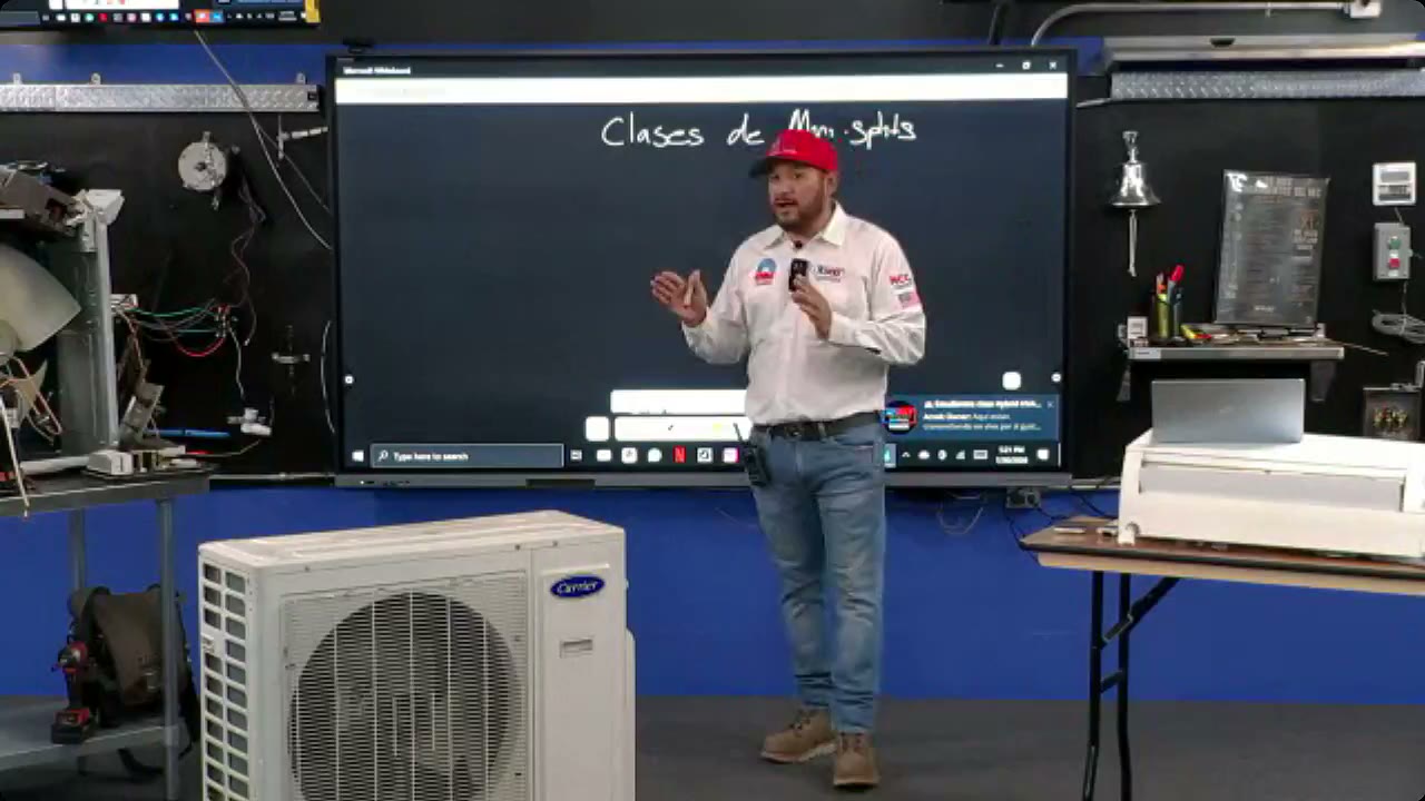 Clase en vivo de Mini Splits en el taller de la escuela