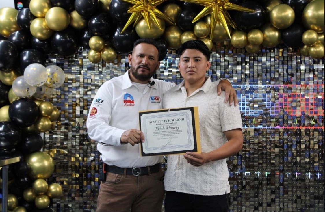 Entrega de certificado durante una graduación