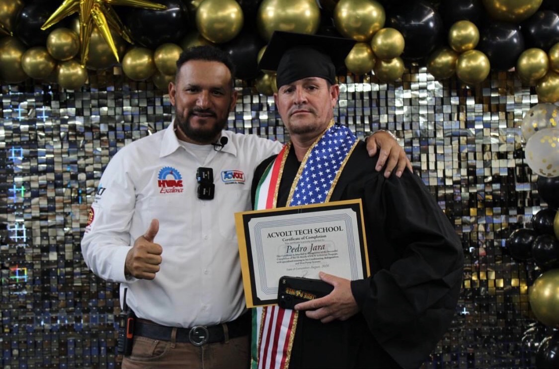 Entrega de certificado a un estudiante con toga y birrete