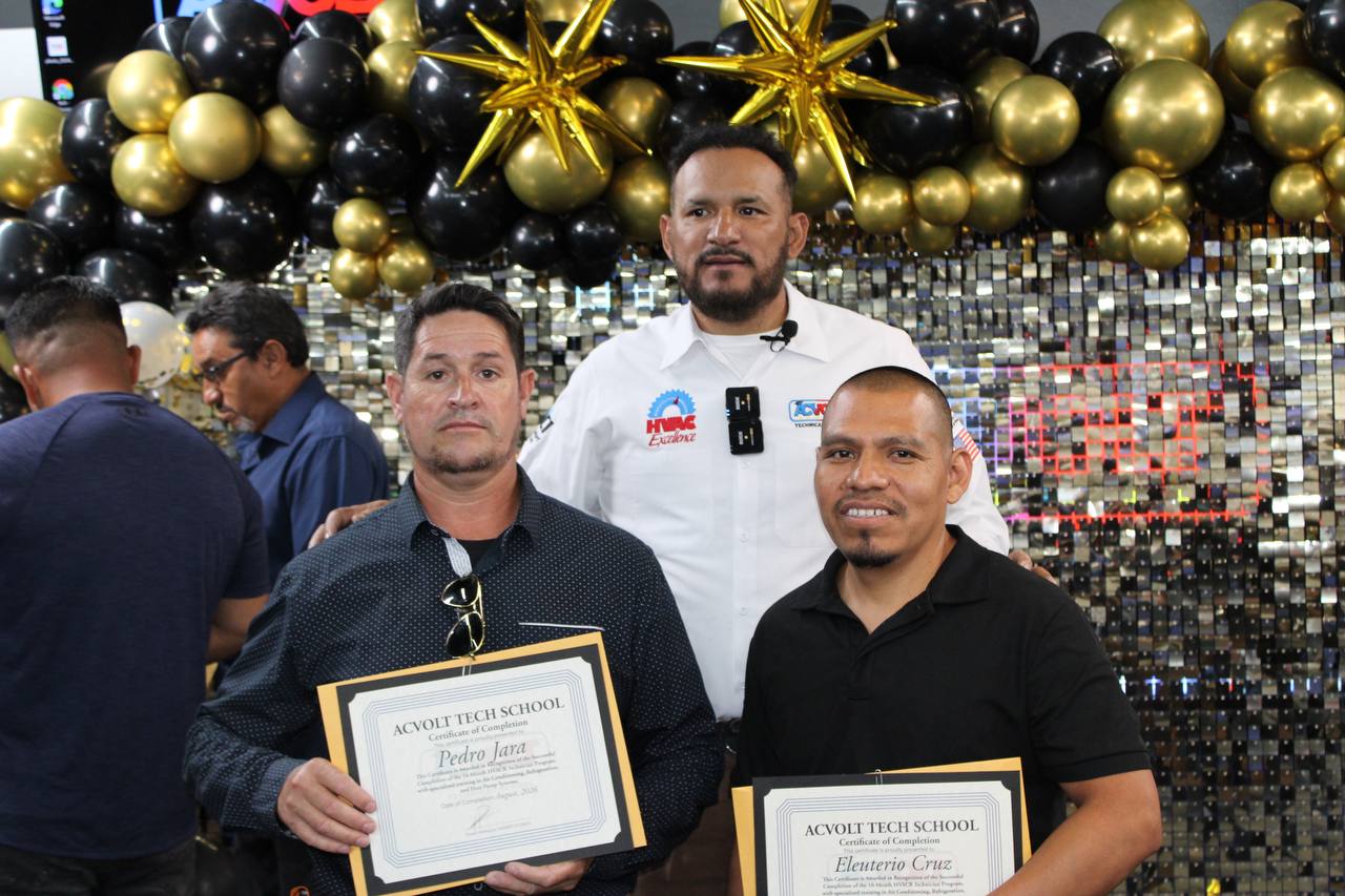 Estudiantes con sus certificados junto al instructor