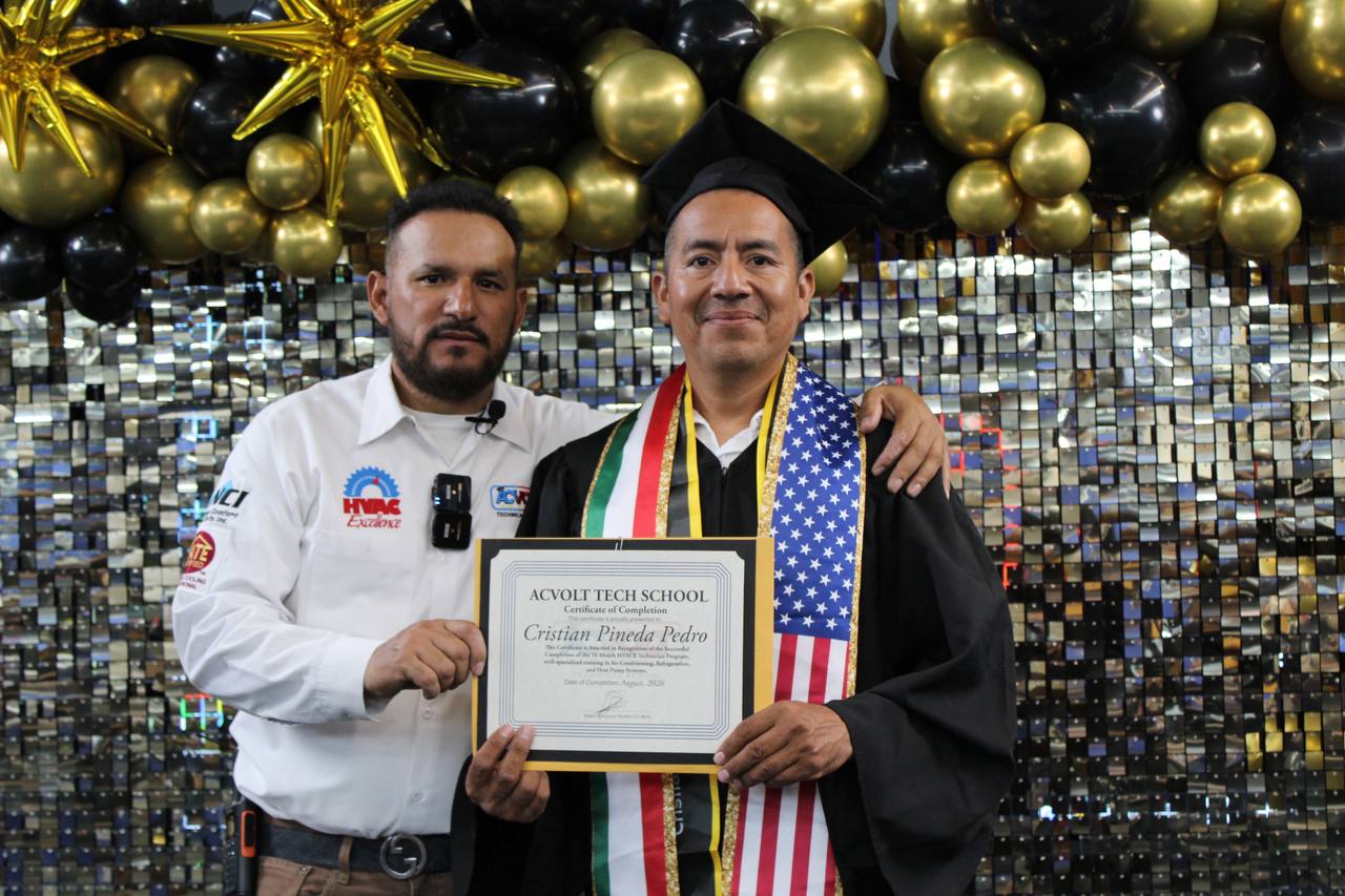 Estudiante graduado junto a su instructor