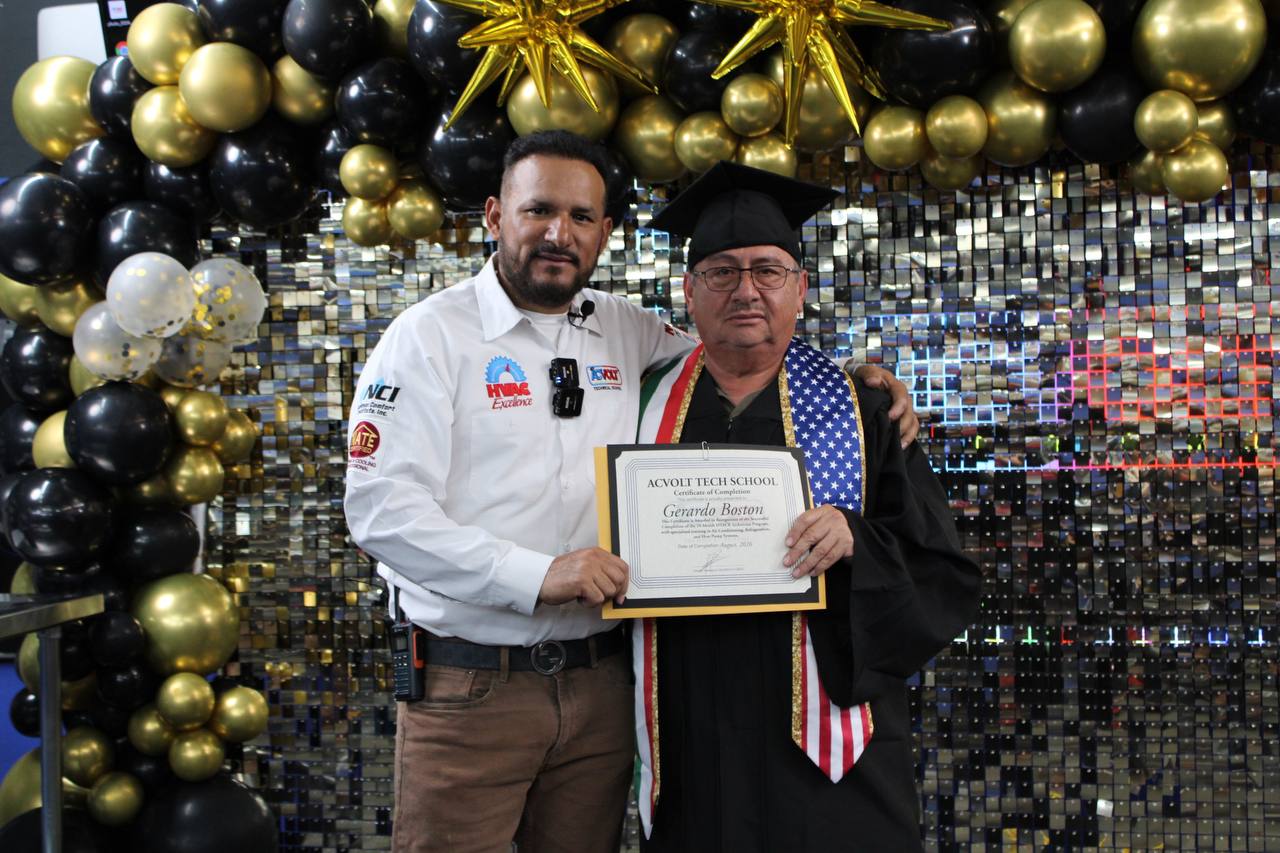 Graduado con su certificado durante la ceremonia