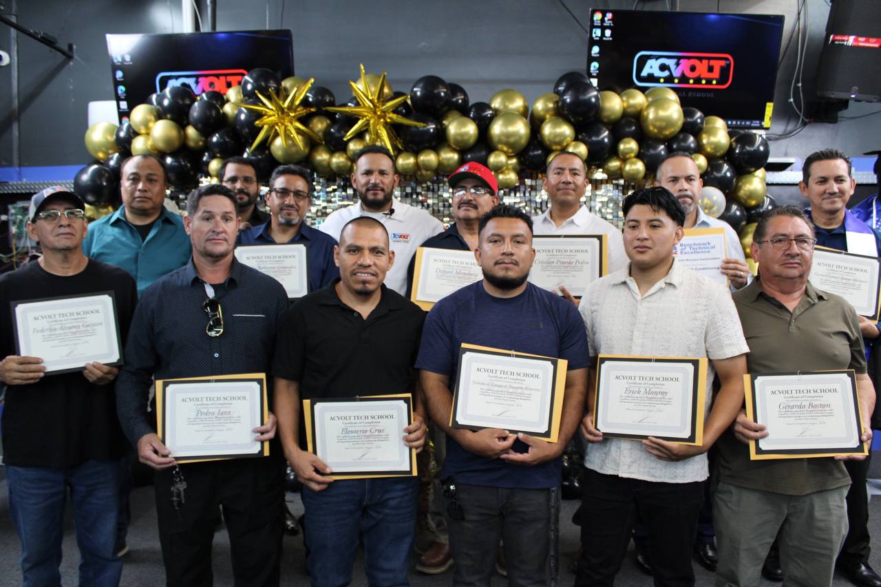Grupo de estudiantes mostrando sus certificados de graduación