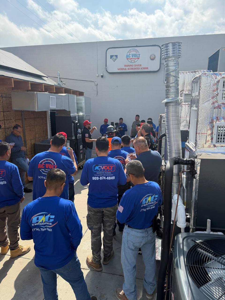 Estudiantes durante una clase práctica con equipos HVAC