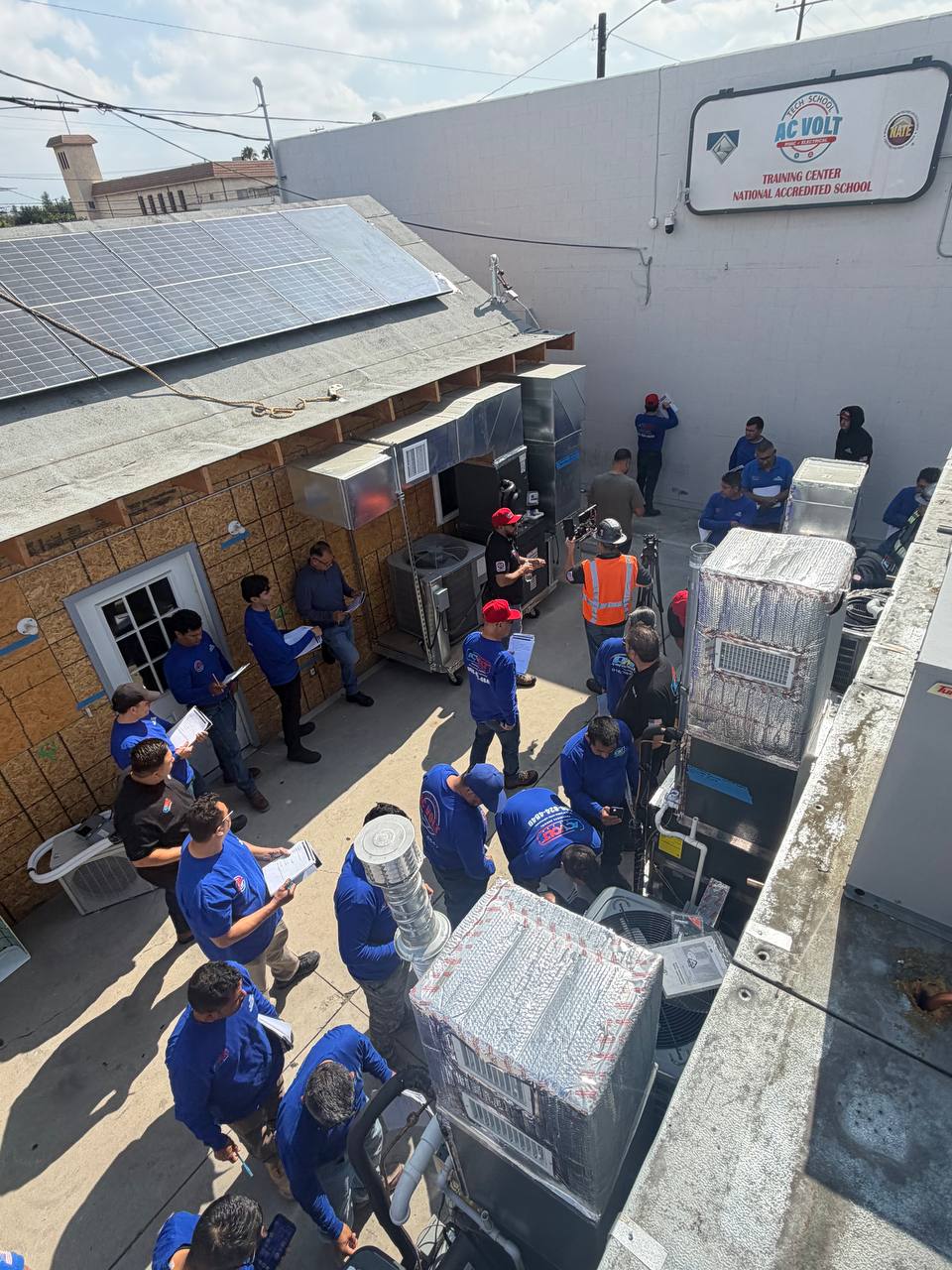 Grupo trabajando en el área de prácticas de la escuela