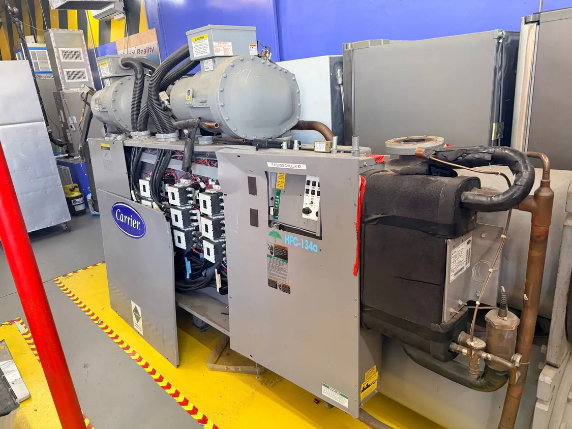 Chiller Carrier con refrigerante HFC-134a y compresores de tornillo
